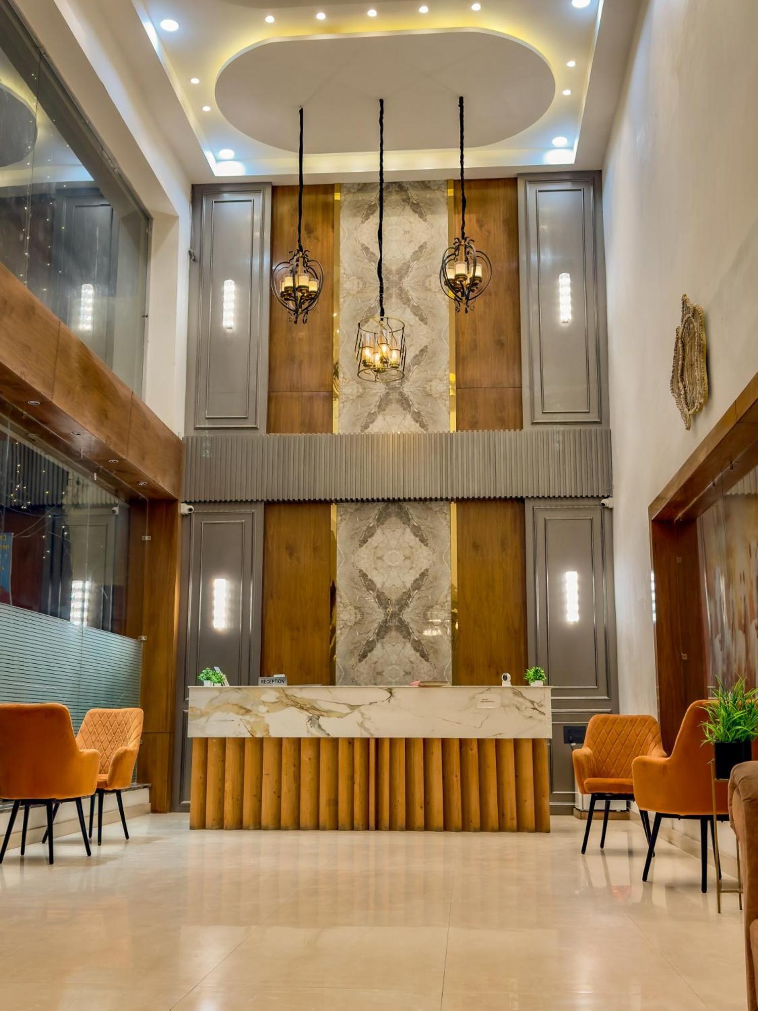 Hotel Crown Savoy, Near Railway Station & Guru Nanak Dev University Амрітсар Екстер'єр фото